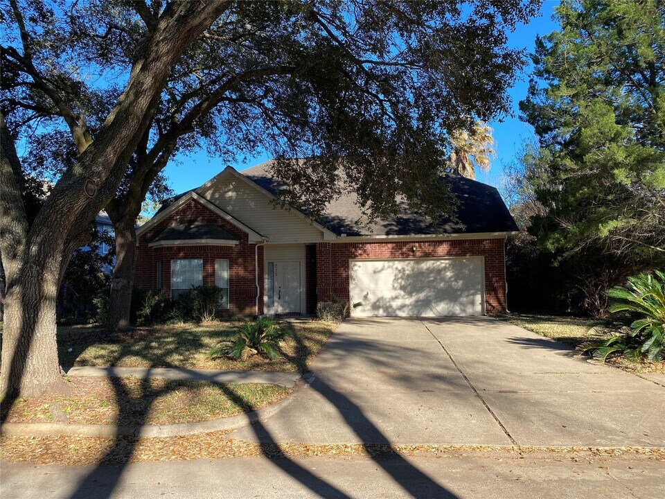 215 W New Meadows Dr in Sugar Land, TX - Building Photo