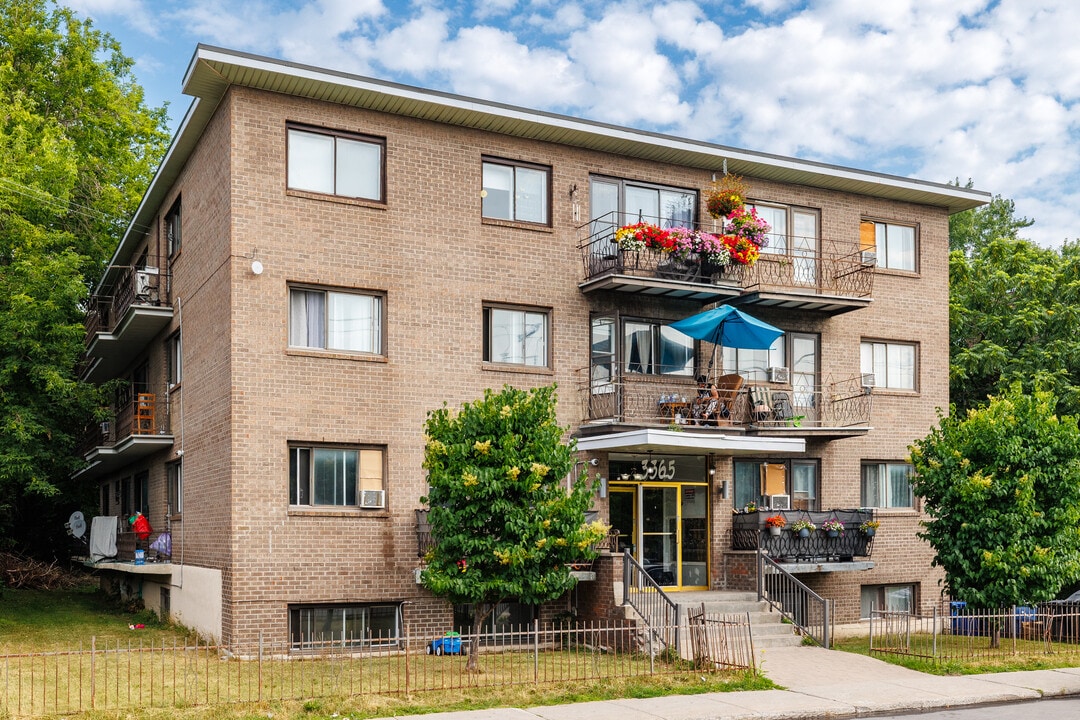 3365 Cartier Boul O in Laval, QC - Building Photo