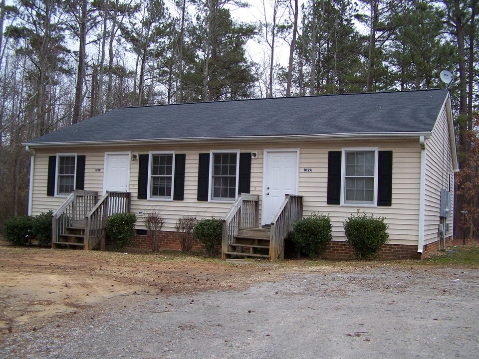 102 Hunt Ave in Oxford, NC - Building Photo