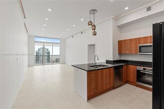 335 S Biscayne Blvd in Miami, FL - Building Photo - Building Photo