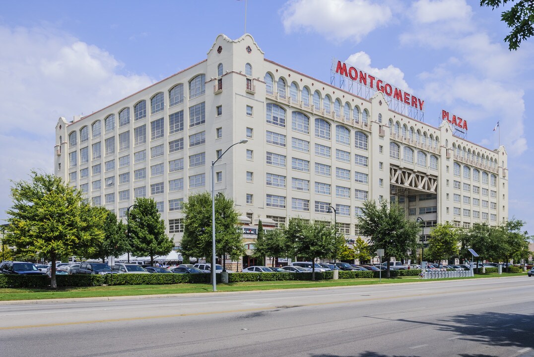 Montgomery Plaza in Fort Worth, TX - Building Photo