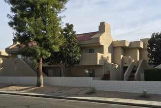 Candlewood Apartments in Cathedral City, CA - Foto de edificio - Building Photo