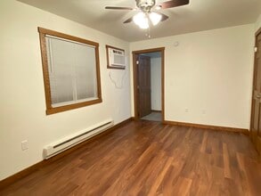 303 S Commercial St in Rockland, WI - Foto de edificio - Building Photo