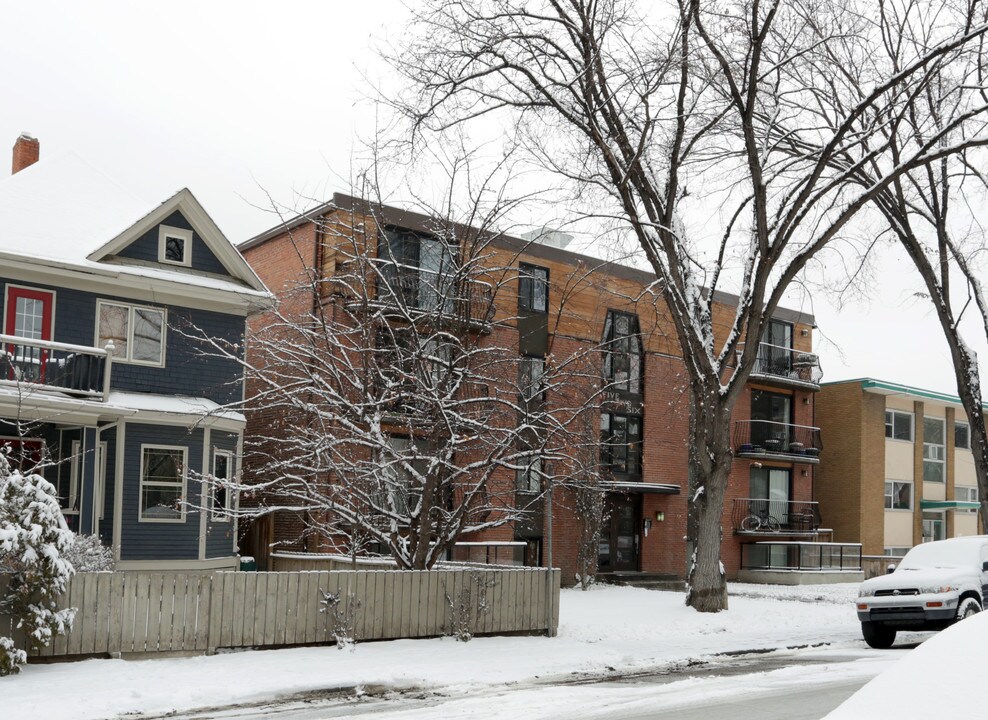 526 22nd Ave in Calgary, AB - Building Photo