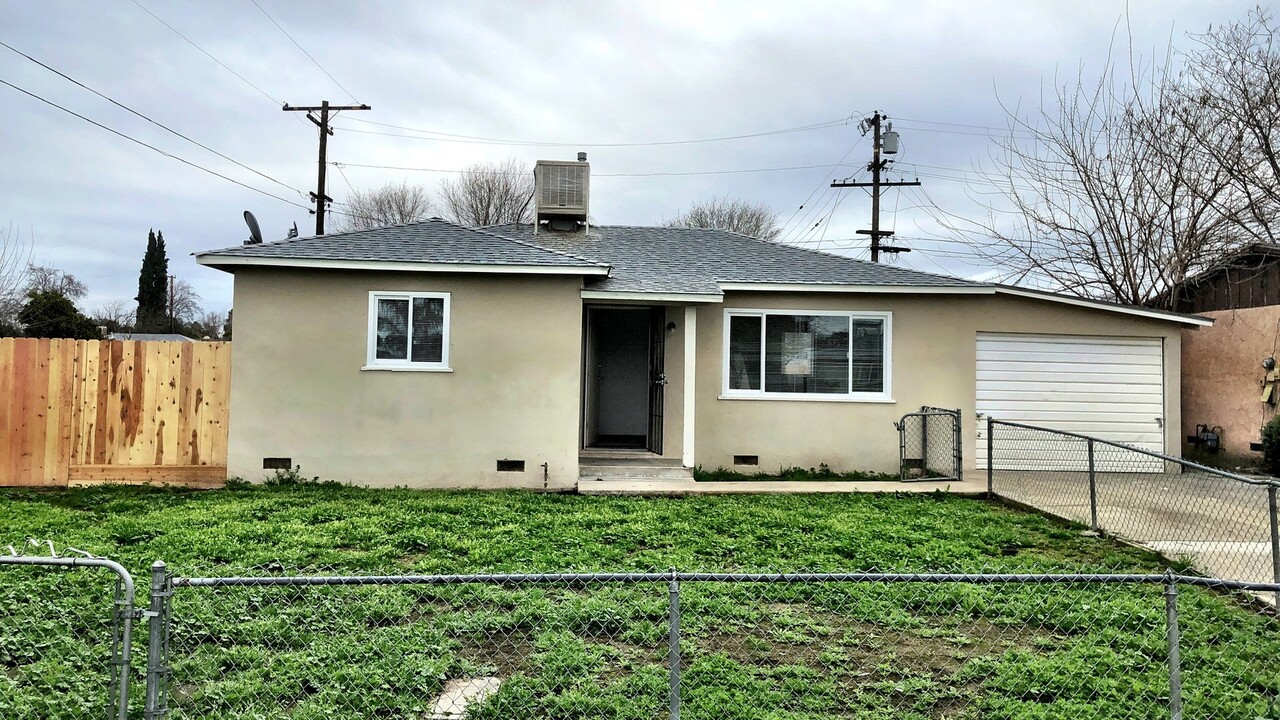 744 N Hall St in Visalia, CA - Building Photo