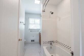 3801 SW Hamilton St in Portland, OR - Building Photo - Building Photo