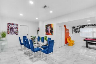 695 NE 160th St in North Miami Beach, FL - Foto de edificio - Building Photo