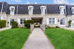 Bloor Dixie Townhomes in Mississauga, ON - Building Photo