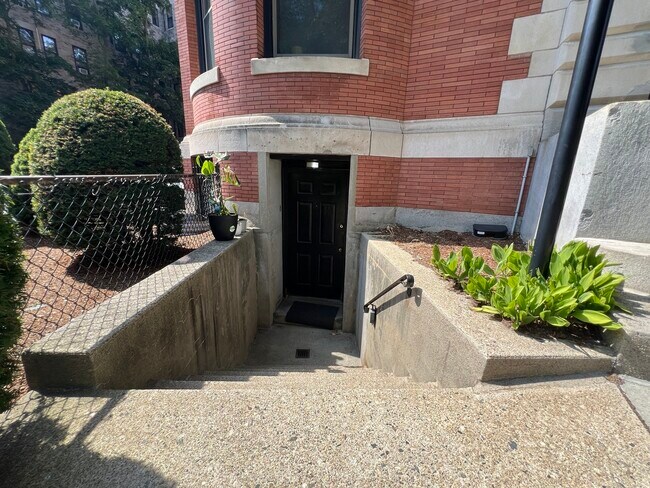 1064 Beacon St, Unit B in Brookline, MA - Building Photo - Building Photo