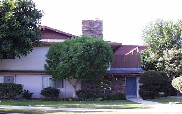 17102-17112 Kenyon Dr in Tustin, CA - Foto de edificio - Building Photo