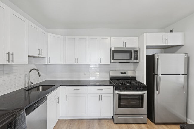 Stratford at Southern Towers in Alexandria, VA - Foto de edificio - Building Photo