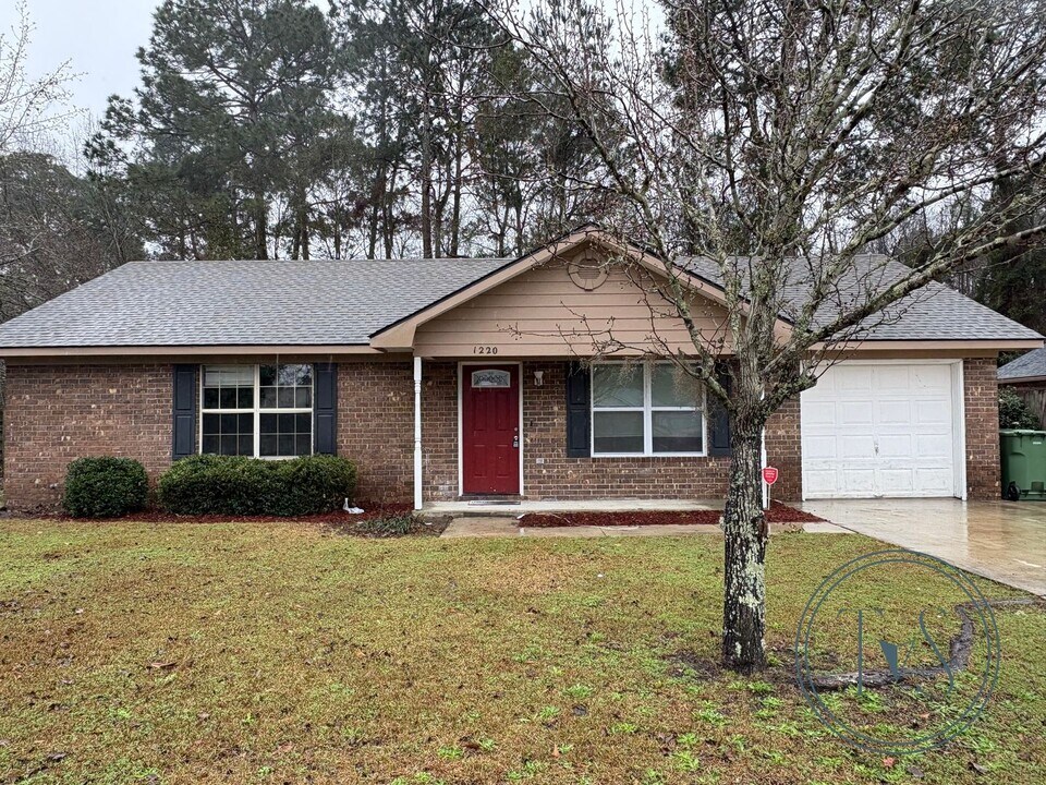 1220 Desert Storm Dr in Hinesville, GA - Building Photo