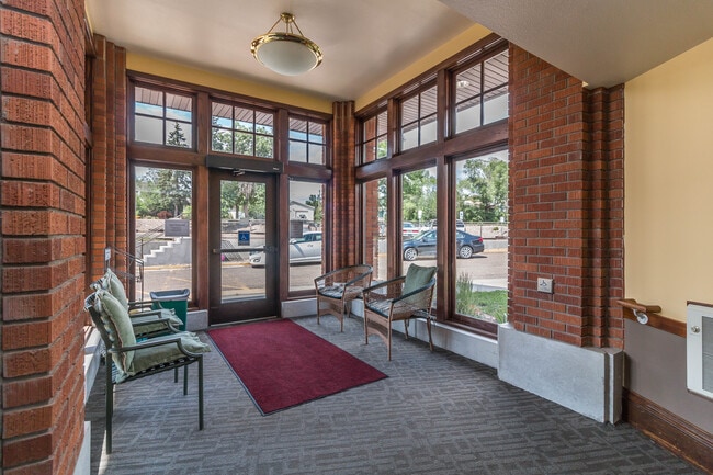 School House Apartments in Beulah, ND - Foto de edificio - Building Photo