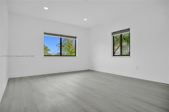 210 Beacom Blvd in Miami, FL - Foto de edificio - Building Photo