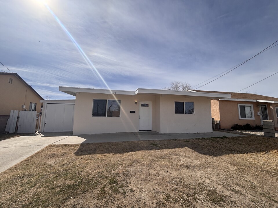 220 W Kettering St in Lancaster, CA - Foto de edificio