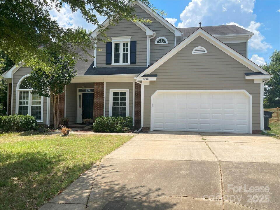 8509 Netherfield Ct in Charlotte, NC - Building Photo