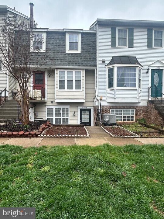 4008 Summer Hollow Ct in Chantilly, VA - Building Photo