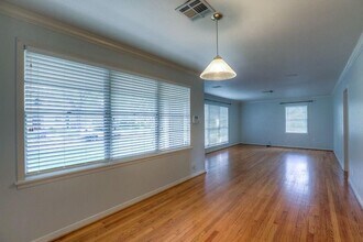 808 Carol St in Bellaire, TX - Building Photo - Building Photo