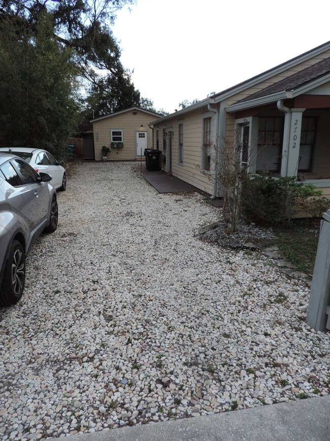 2704 E Washington St