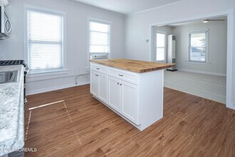 50 4th Ave-Unit -Apt B in Atlantic Highlands, NJ - Foto de edificio - Building Photo