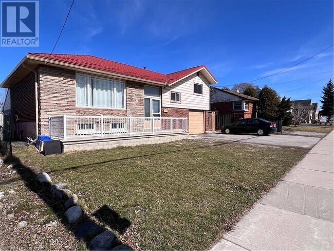 585 Mohawk Rd E in Hamilton, ON - Building Photo - Building Photo
