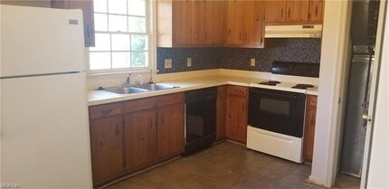 415 Bryan Ct in Newport News, VA - Building Photo - Building Photo