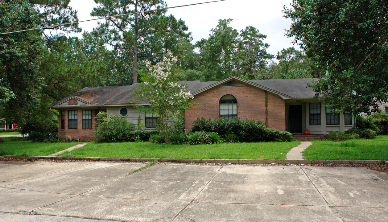 1600 Akridge Dr in Tallahassee, FL - Foto de edificio