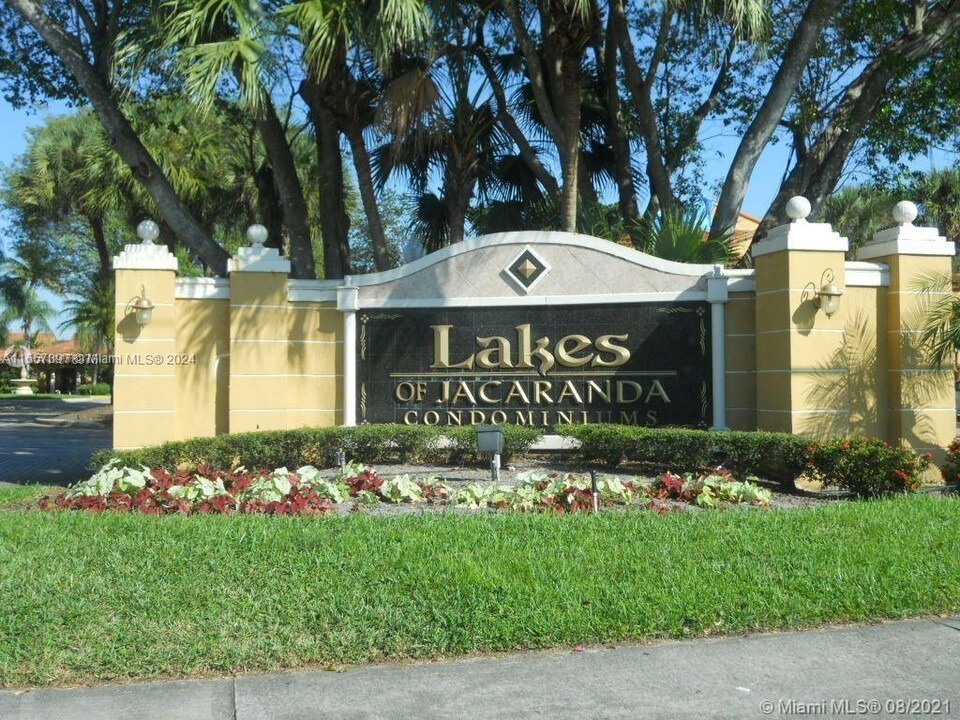 10781 Cleary Blvd in Plantation, FL - Building Photo