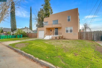 416 N School St in Lodi, CA - Foto de edificio - Building Photo