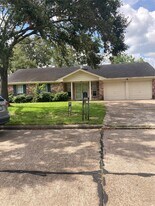 1812 Parkcrest St in Alvin, TX - Building Photo