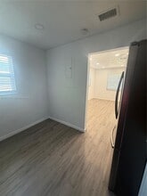 2510 NE 182nd St in Miami, FL - Foto de edificio - Building Photo