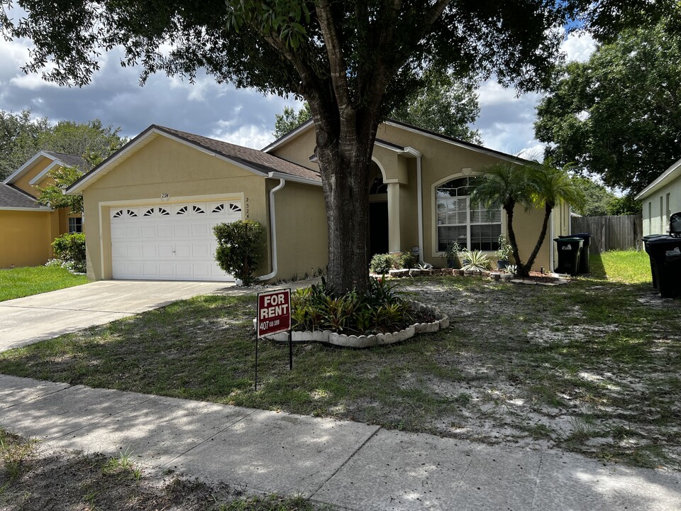 2324 Ole Hickory Dr in Orlando, FL - Building Photo