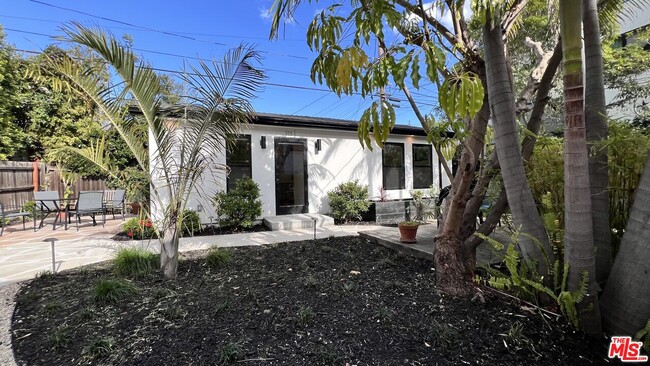 808 N Harper Ave in West Hollywood, CA - Foto de edificio - Building Photo