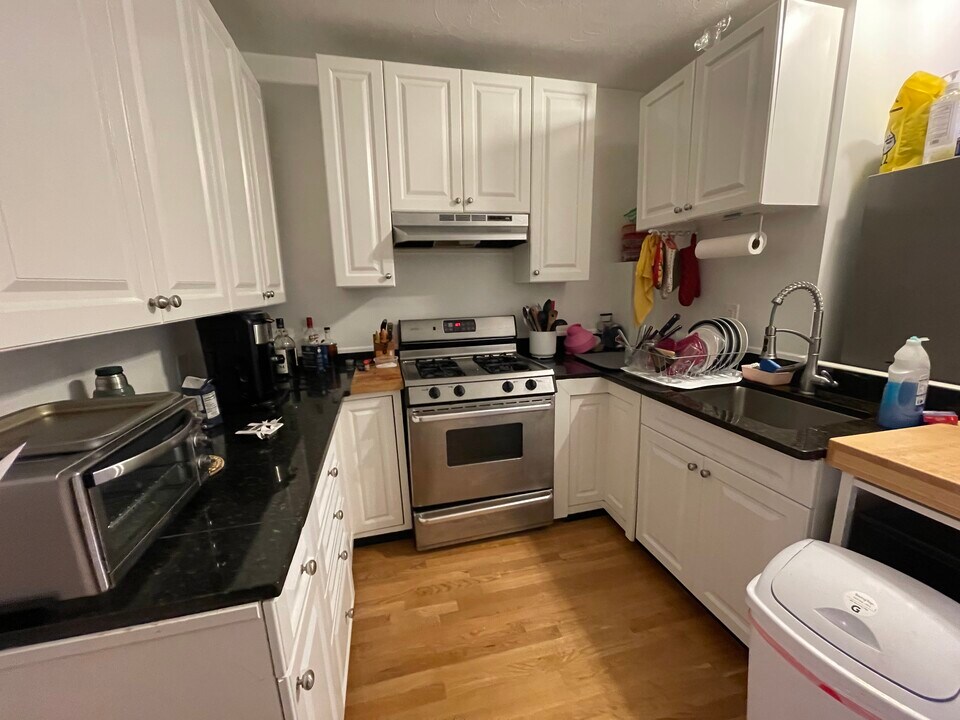 682 Parker St, Unit 2 in Boston, MA - Foto de edificio