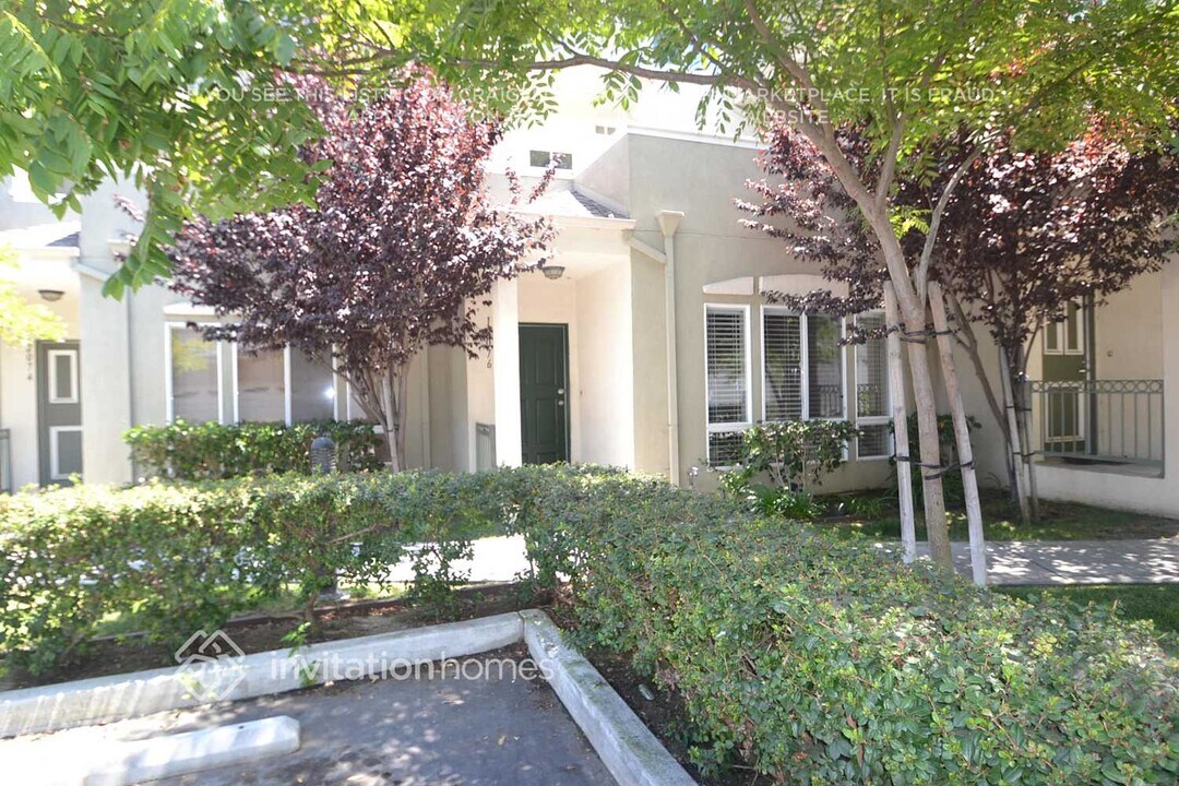 12076 S Broadway in Los Angeles, CA - Building Photo
