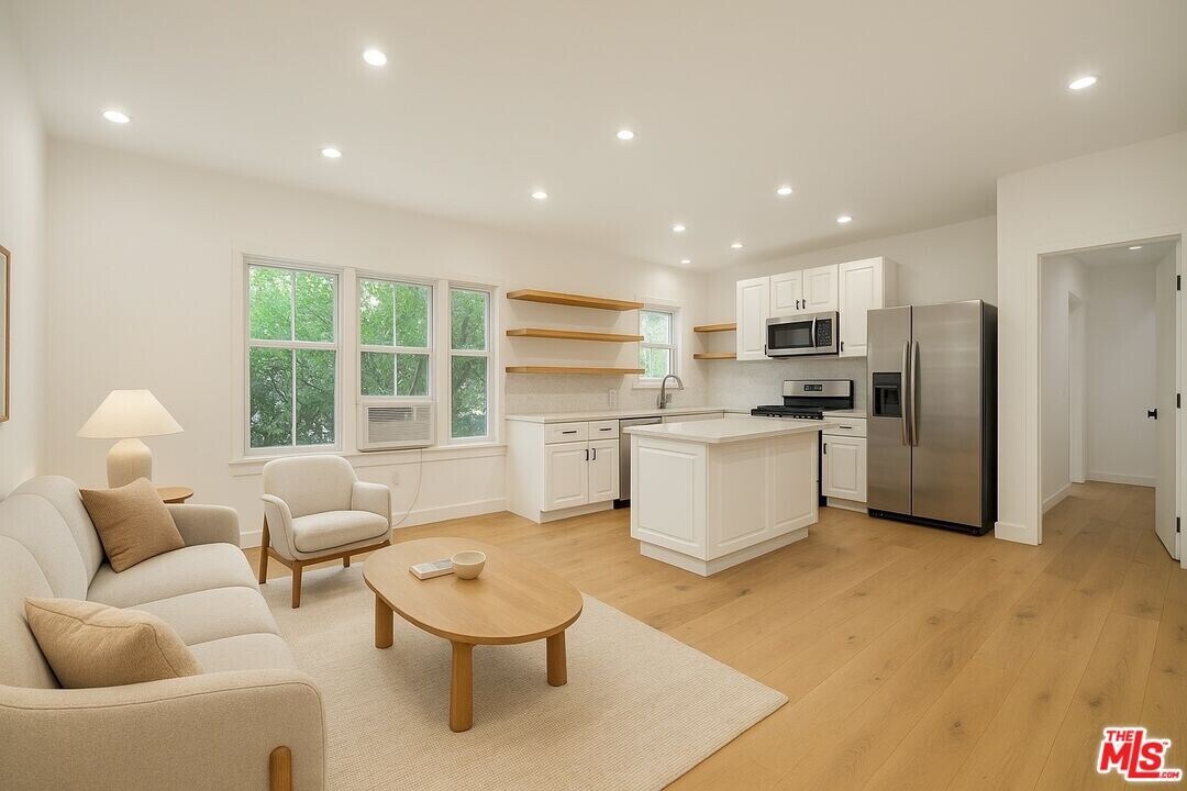 101 N Clark Dr in West Hollywood, CA - Building Photo