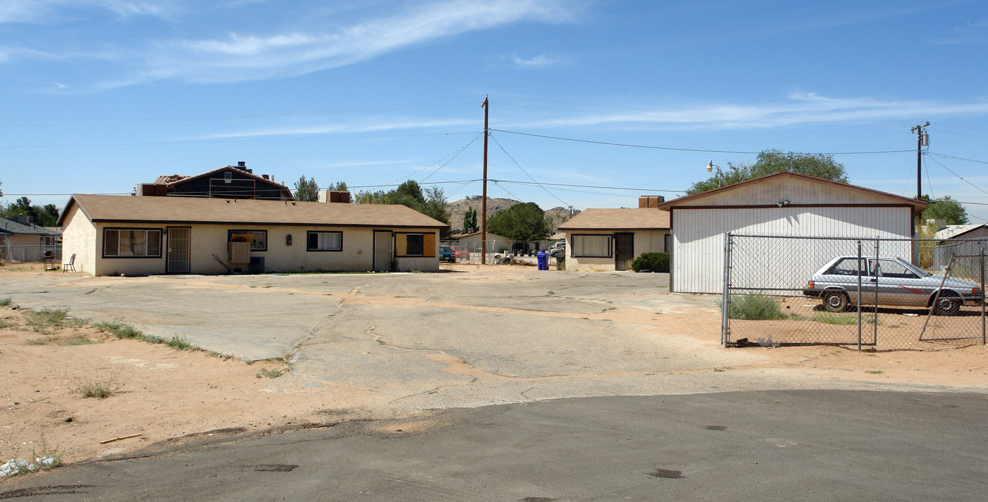 15791 Sago Dell in Apple Valley, CA - Foto de edificio