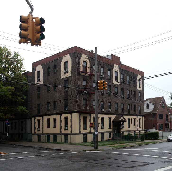 158-04 Sanford Ave in Flushing, NY - Foto de edificio