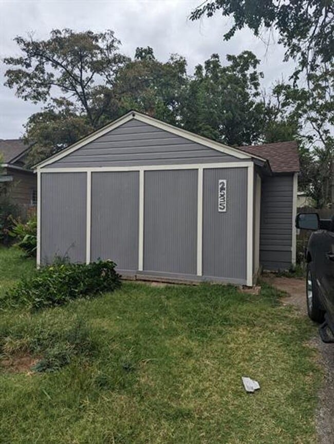 property at 2535 SW 30th St