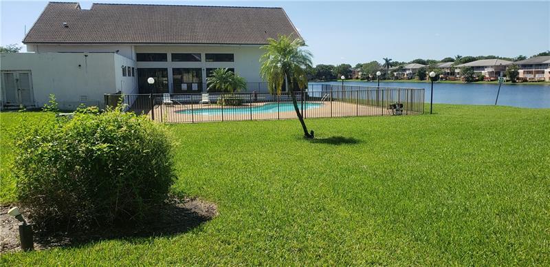 5655 Johnson St in Hollywood, FL - Building Photo