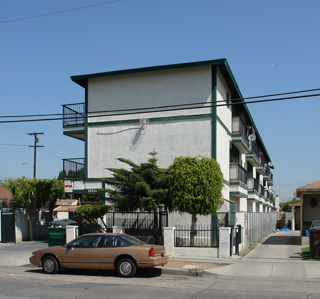 1041 W Richland Ave in Santa Ana, CA - Foto de edificio - Building Photo