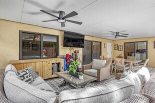 923 Springdale Cir in Palm Springs, FL - Building Photo