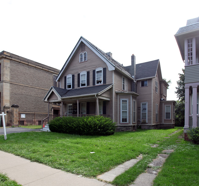 196 N Goodman St in Rochester, NY - Foto de edificio - Building Photo