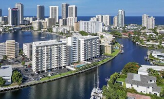 401 Golden Isles Dr in Hallandale Beach, FL - Building Photo