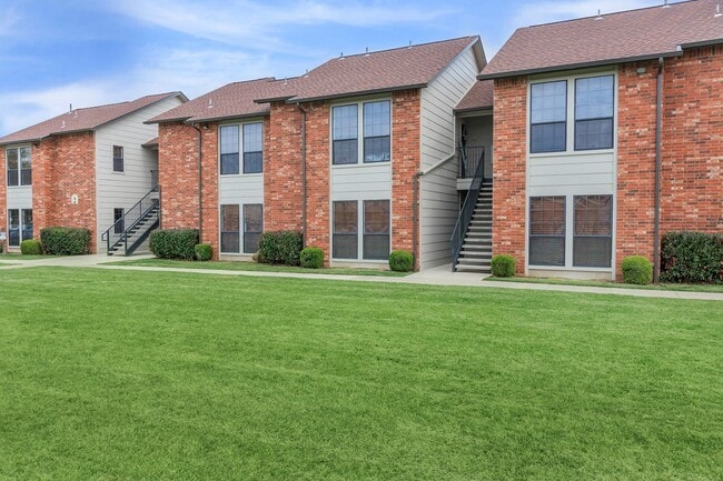 Country Club Apartments in El Reno, OK - Building Photo - Building Photo