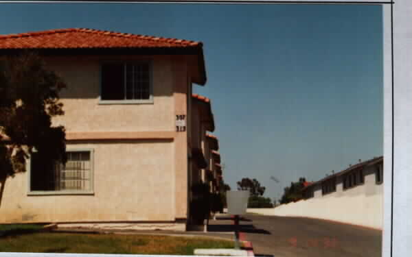 La Familia Vista in Vista, CA - Building Photo - Building Photo