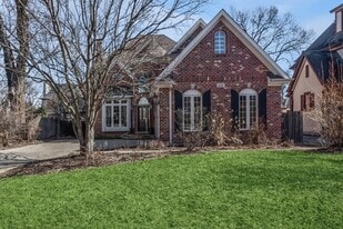 557 N County Line Rd in Hinsdale, IL - Building Photo