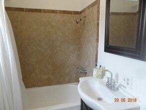 623 W Queen St in Inglewood, CA - Building Photo - Building Photo