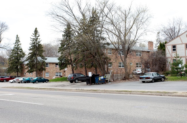 2017 Commerce Blvd in Mound, MN - Foto de edificio - Building Photo