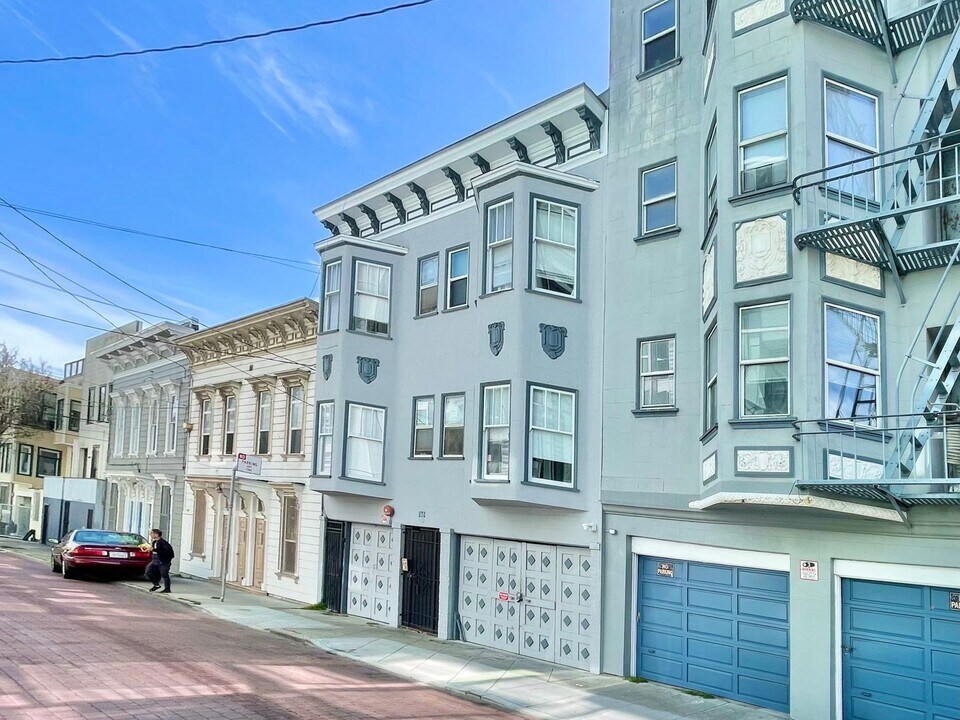 585 Birch St in San Francisco, CA - Building Photo